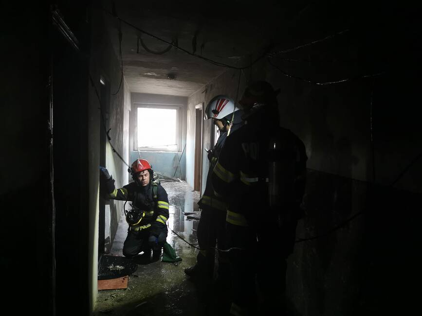 Barbat salvat de pompierii botosaneni dintr o garsoniera cuprinsa de flacari | imaginea 1