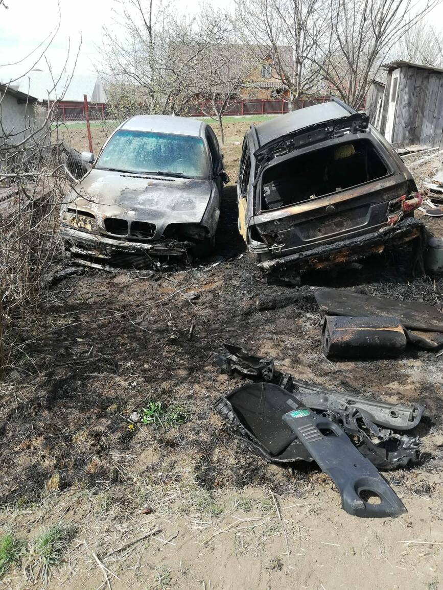 Doua autoturisme distruse in urma unui foc de igienizare | imaginea 1