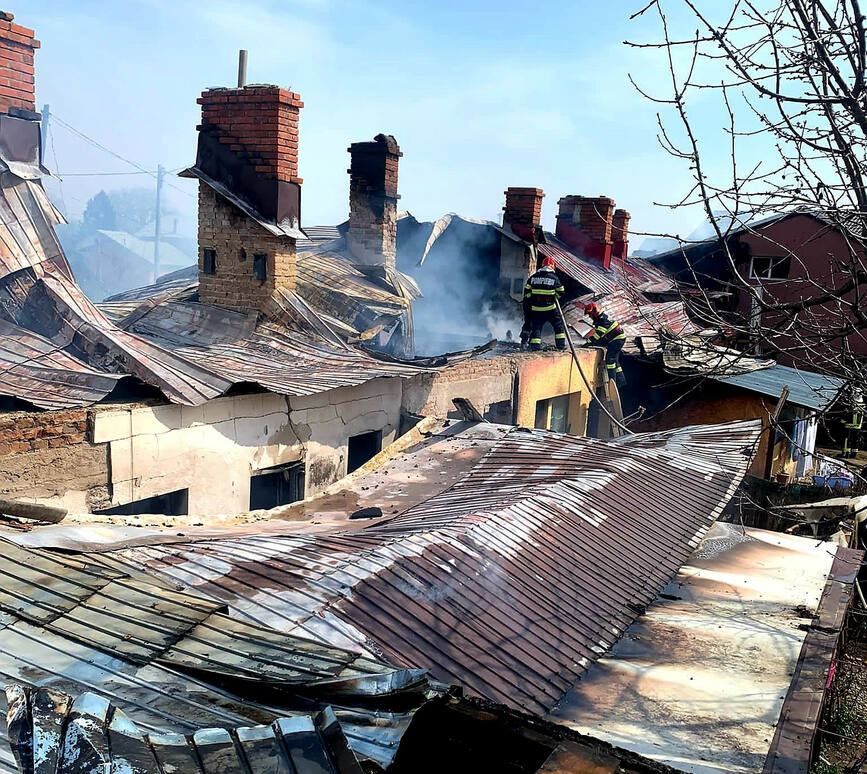 Incendiu intr o curte in care locuiau patru familii | imaginea 1