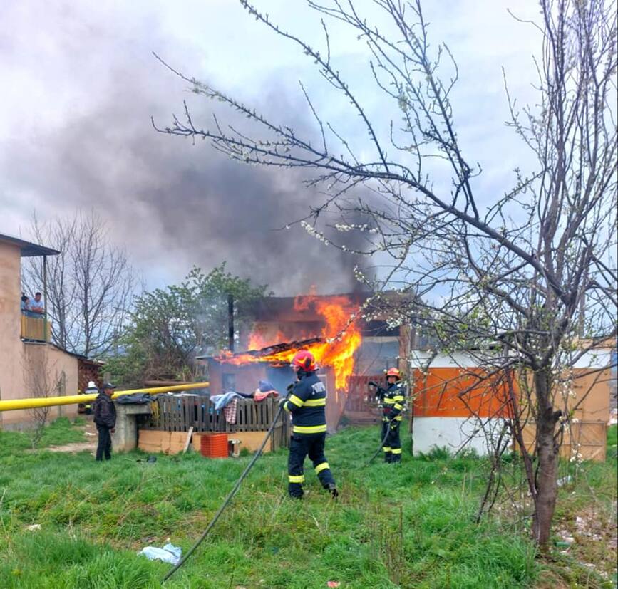 Incendiu izbucnit intr o locuinta din lemn | imaginea 1