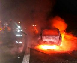 Un autoturism a luat foc pe autostrada A1 Bucuresti Pitesti | imaginea 1