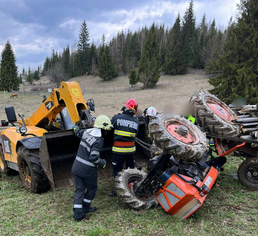 Au intervenit pentru extragerea unui barbat prins sub un tractor | imaginea 1