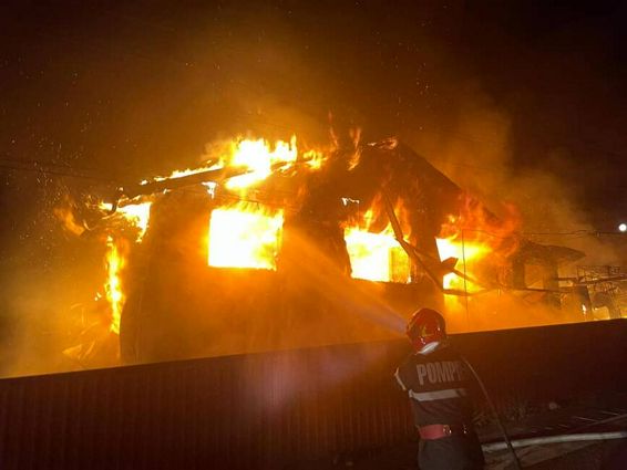 Au luptat cu flacarile mai bine de 8 ore la un incendiu de gospodarie | imaginea 1