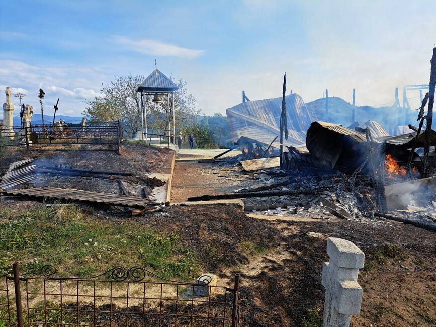 Incendiu generalizat in interiorul bisericii din Negosina | imaginea 1