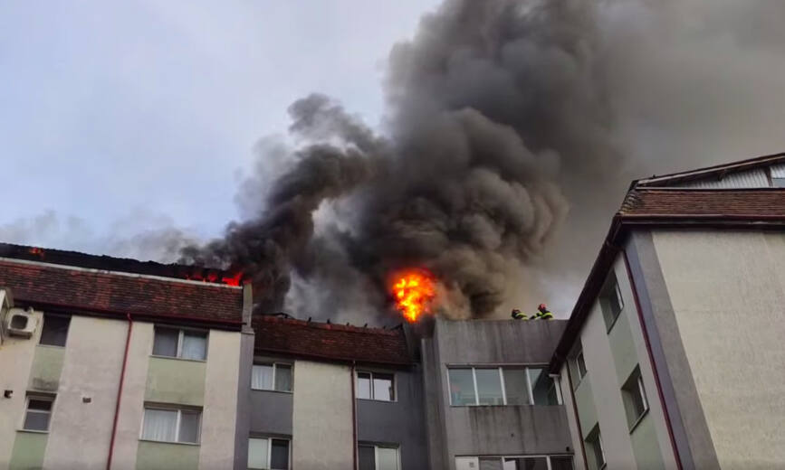 Incendiu puternic la acoperisul unui bloc din Slatina | imaginea 1
