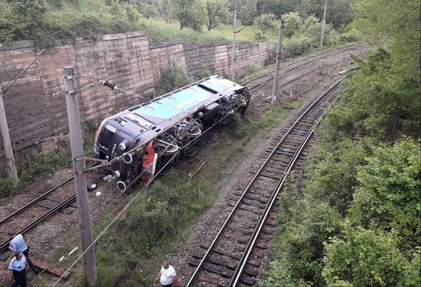 Locomotiva deraiata   Mecanicul a suferit mai multe traumatisme | imaginea 1