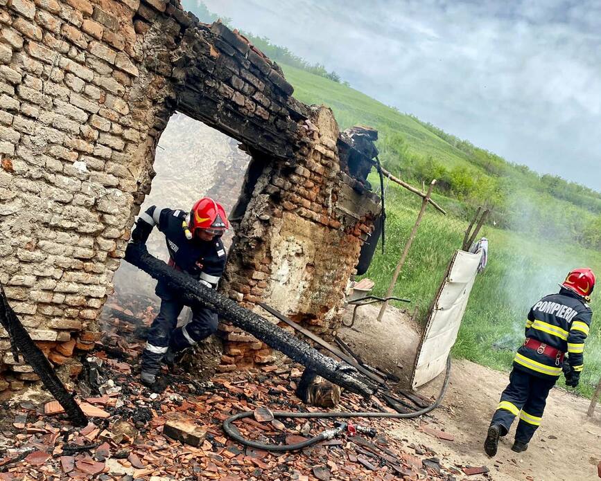 Si a gasit casa scrum   Scanteile din soba au declansat un incendiu | imaginea 1