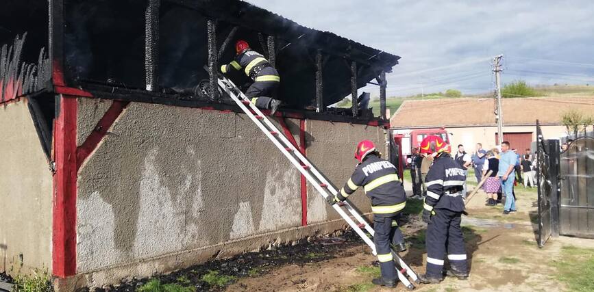 Un incendiu a cuprins acoperisul unui garaj | imaginea 1