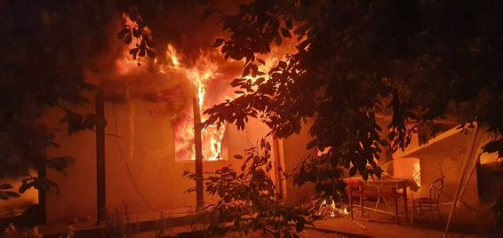 Incendiu violent la o casa   Locatarii s au autoevacuat | imaginea 1