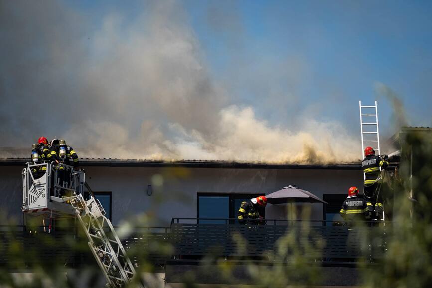 Un incendiu a cuprins mansarda unui bloc de locuinte | imaginea 1