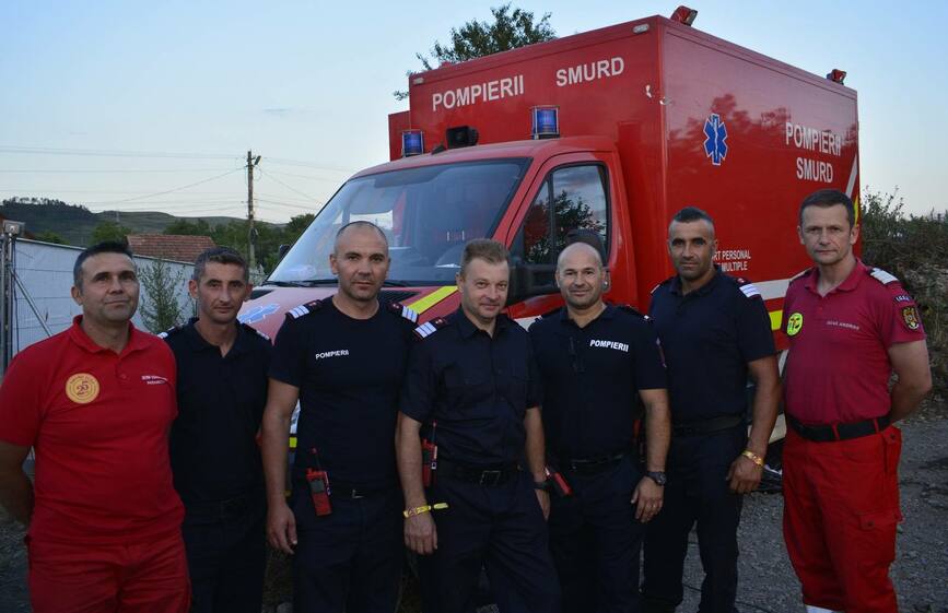 Au pus umarul la scoaterea unei autoutilitare derapate in sant | imaginea 1