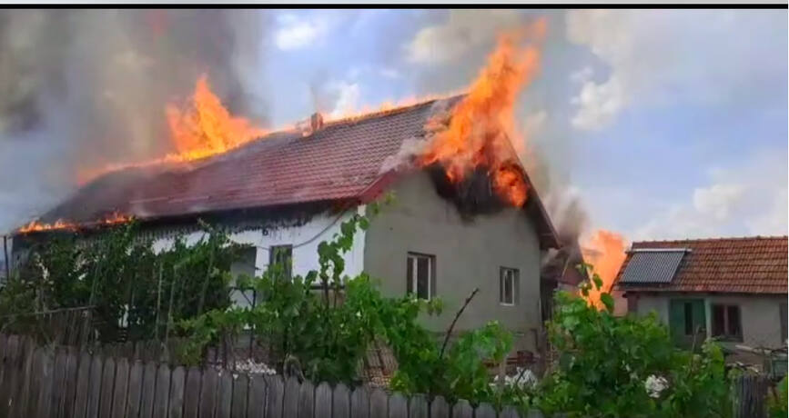 Locuinta  anexa gospodareasca si mai multe bunuri au ars intr un incendiu puternic | imaginea 1