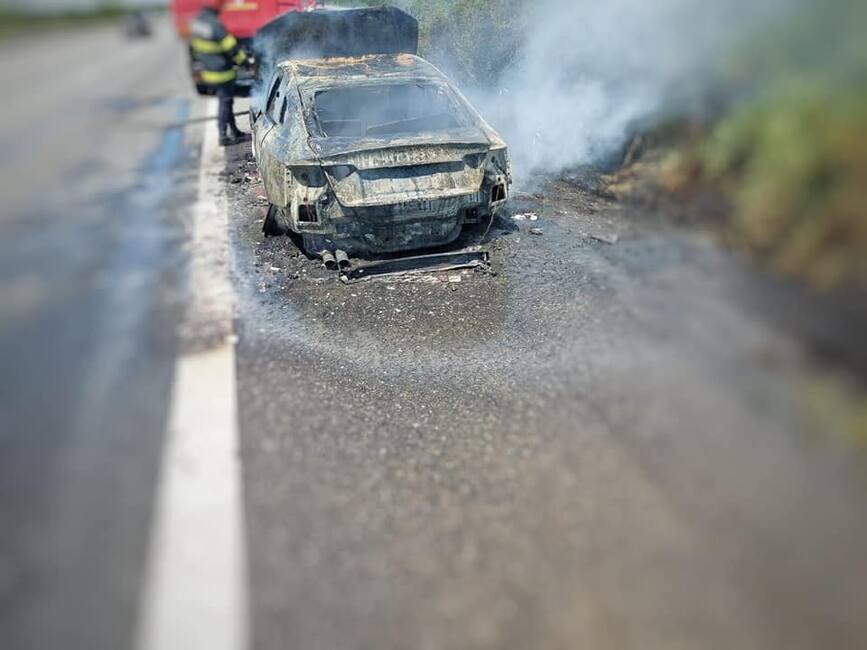 Un autoturism a luat foc pe autostrada A1 | imaginea 1