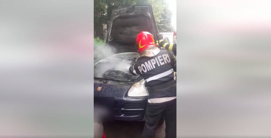 Un autoturism a luat foc pe o strada din Giurgiu | imaginea 1