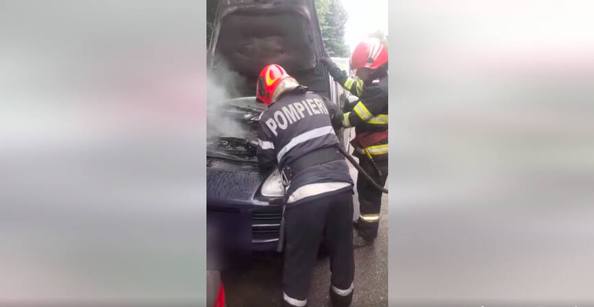 Un autoturism a luat foc pe o strada din Giurgiu | imaginea 2