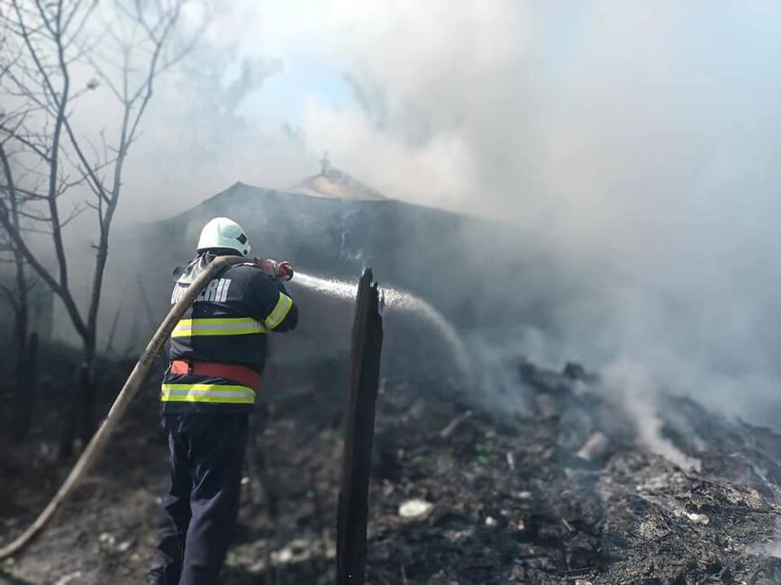 Un barbat si a pierdut viata in incendiul care i a cuprins casa | imaginea 1