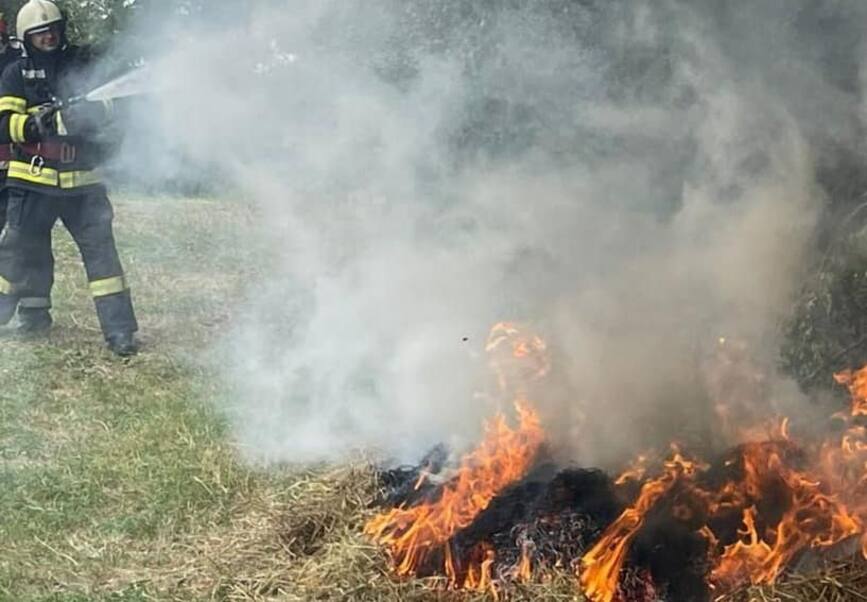 Incendiu de furaje   Varstnic cu arsuri  salvat de pompierii din Murgeni | imaginea 1