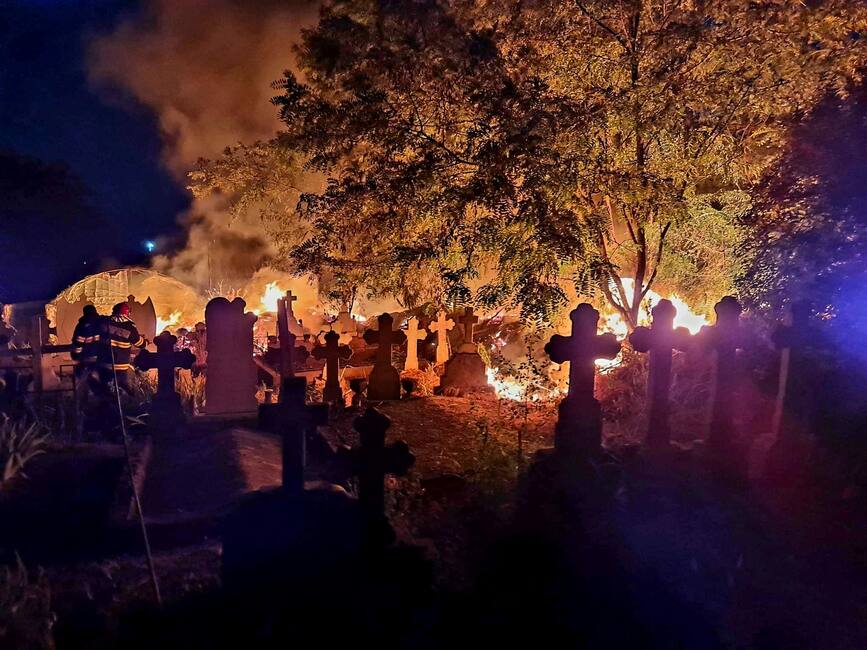 Incendiu devastator in cimitir | imaginea 1