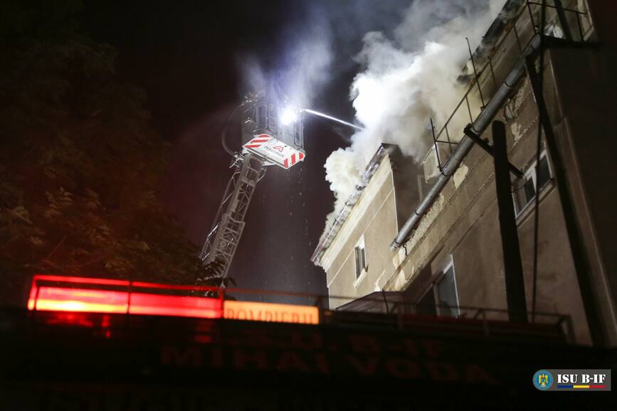 Incendiu violent la acoperisul unui imobil din Bucuresti | imaginea 1