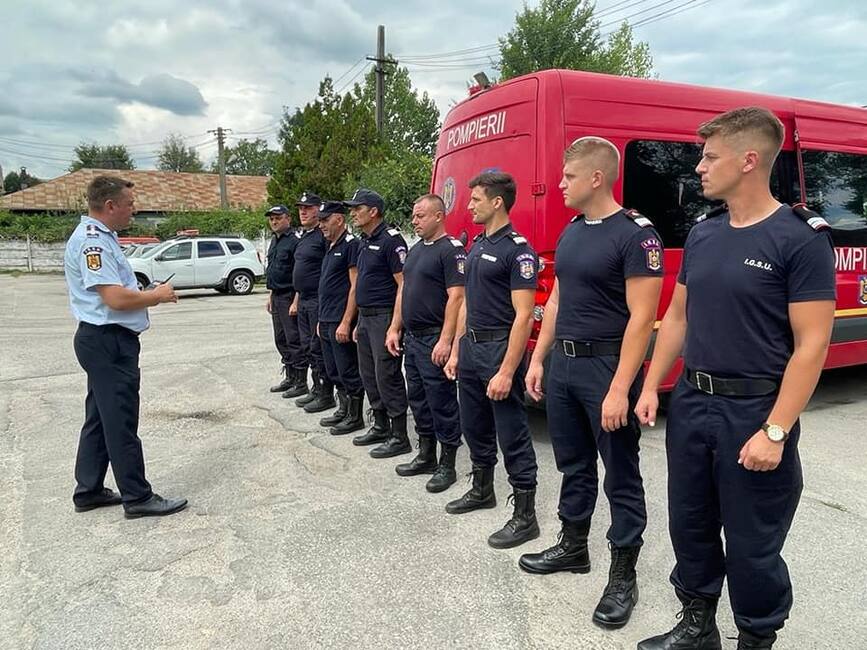 Pompierii argeseni participa la stingerea incendiilor de vegetatie din Franta | imaginea 1