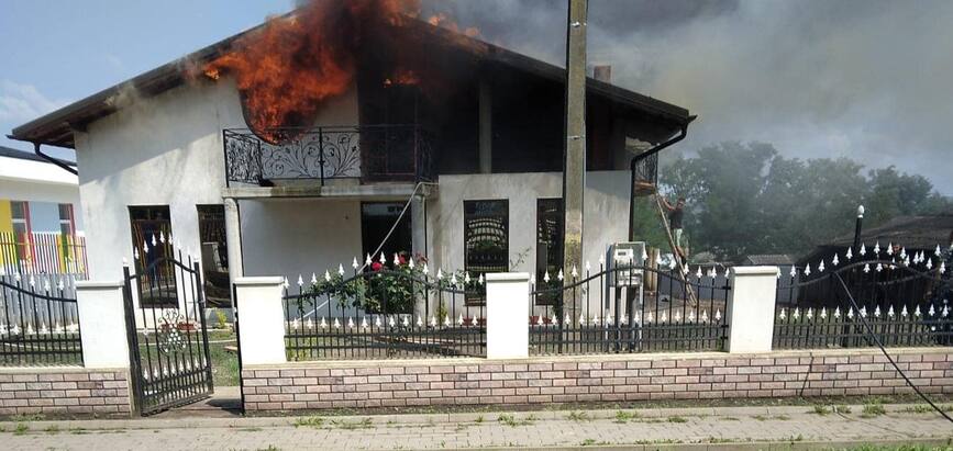 Un incendiu violent a izbucnit intr o gospodarie botosaneana | imaginea 1