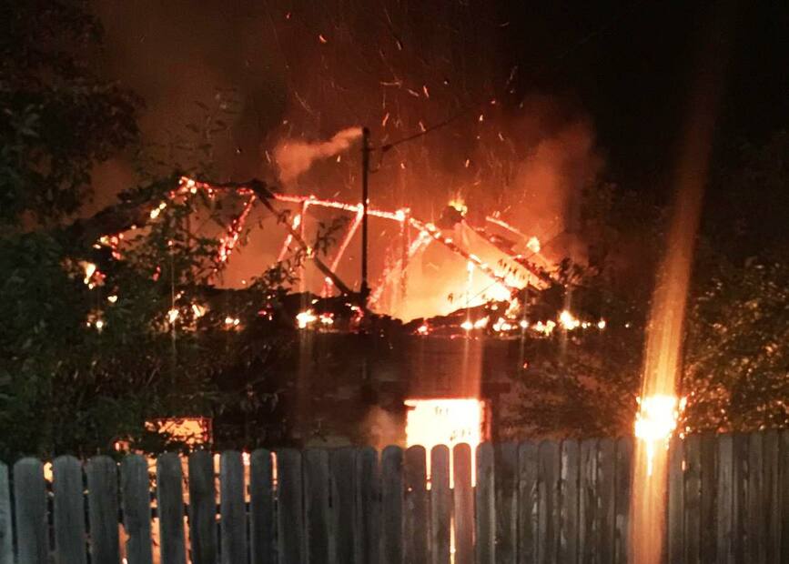 Incendiu de locuinta  soldat cu ranirea unui barbat si pagube materiale | imaginea 1