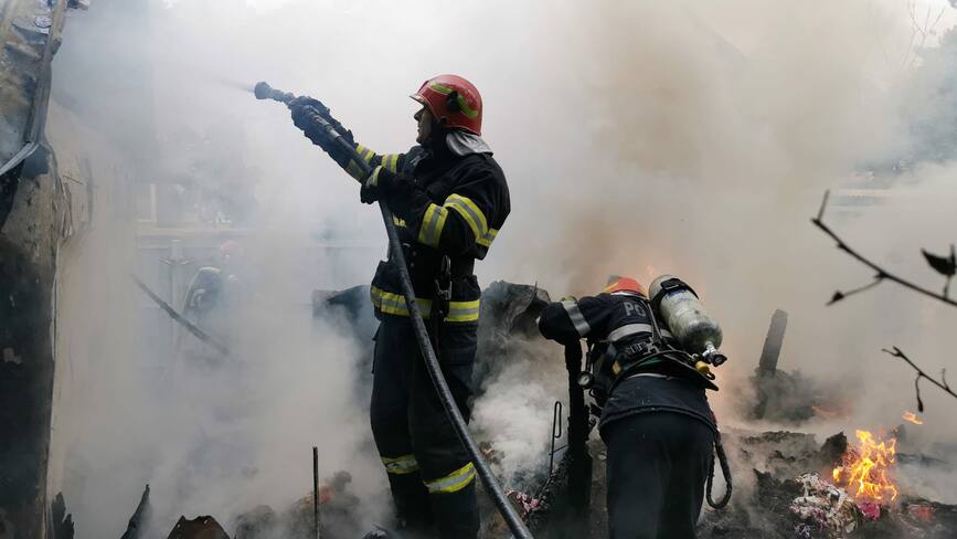 Incendiu violent intr o gospodarie din municipiul Botosani | imaginea 1