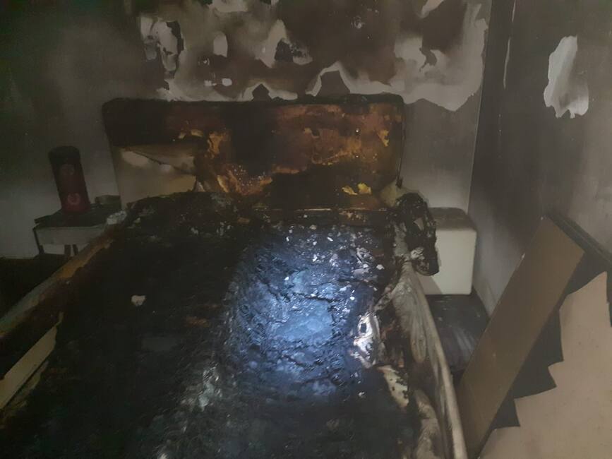 10 persoane evacuate in urma izbucnirii unui incendiu intr un apartament | imaginea 1