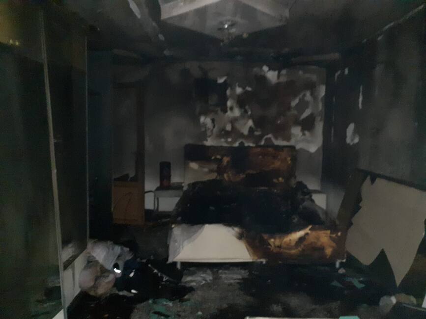 10 persoane evacuate in urma izbucnirii unui incendiu intr un apartament | imaginea 2