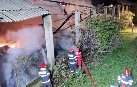 Ferma dezafectata arsa intr un incendiu generalizat | imaginea 1