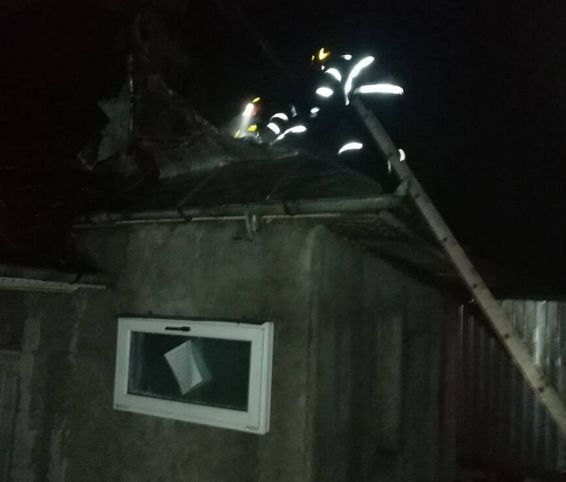 Incendiu la acoperisul bisericii dintr un sat vasluian | imaginea 1
