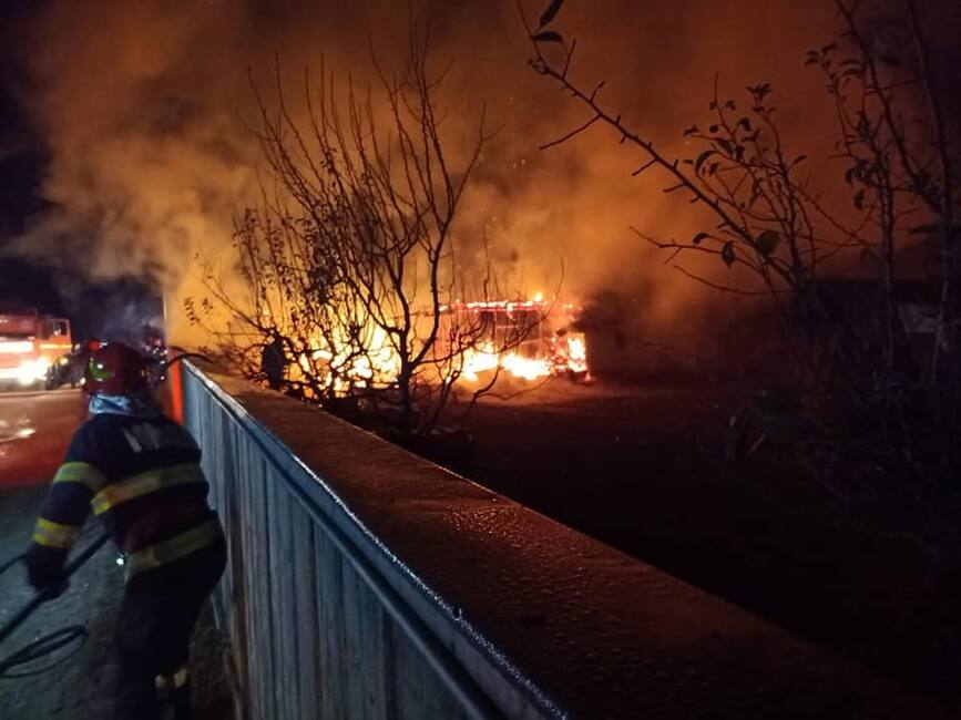 Incendiu violent intr o gospodarie botosaneana | imaginea 2