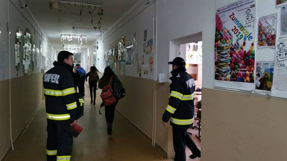 O lampa de iluminat a luat foc la o scoala din Botosani | imaginea 1