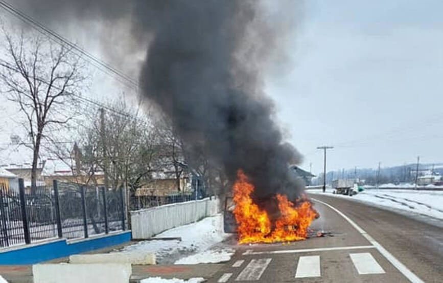 O masina a luat foc in timpul deplasarii | imaginea 1