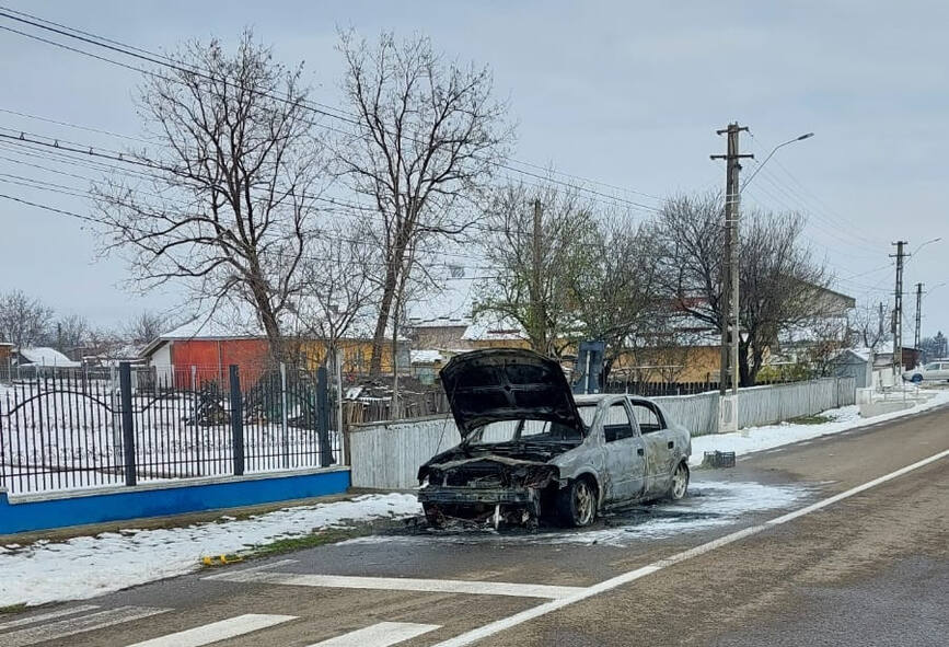 O masina a luat foc in timpul deplasarii | imaginea 2