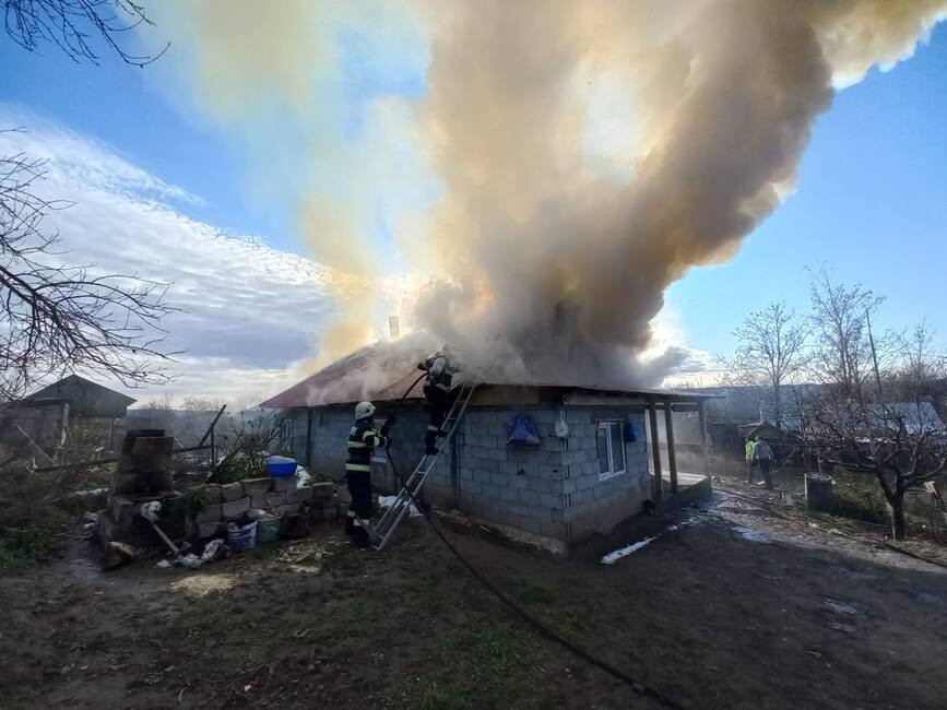 Doua familii au ramas fara acoperis deasupra capului in urma unui incendiu | imaginea 1