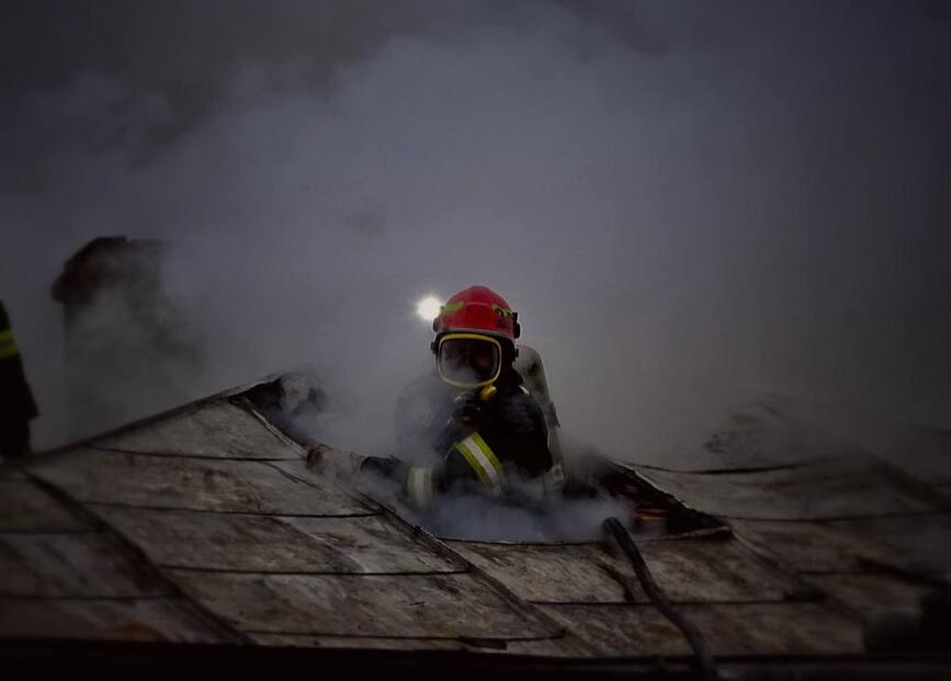 Incendiu izbucnit in podul unei case din Giurgiu | imaginea 1