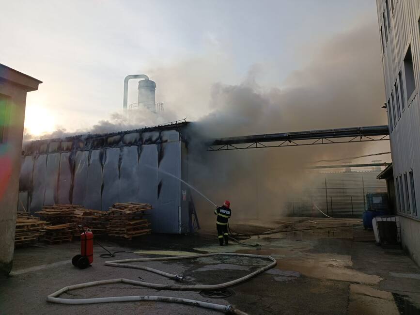 Incendiu la fabrica de mobila din Cehu Silvaniei | imaginea 1