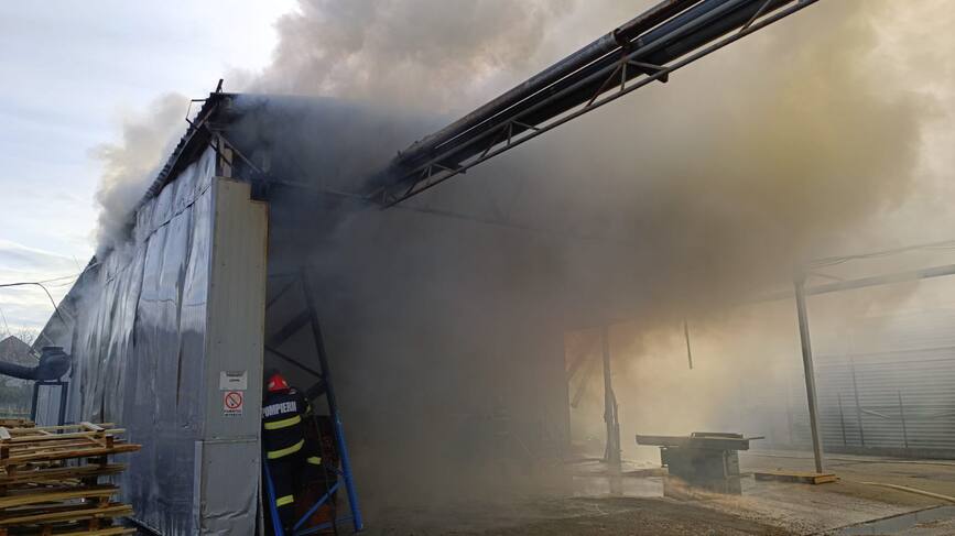 Incendiu la fabrica de mobila din Cehu Silvaniei | imaginea 2