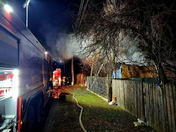 A ramas fara acoperis deasupra capului in urma unui incendiu violent | imaginea 1