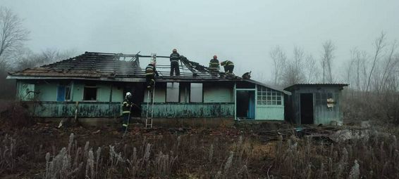 Casa distrusa in urma unui incendiu de la un cos de fum necuratat | imaginea 1