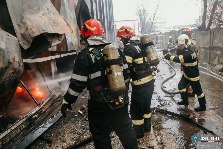 Incendiu generalizat la un spatiu de depozitare din Bucuresti | imaginea 1