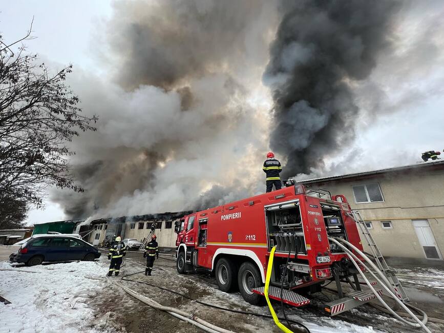 Incendiu urias la un ansamblu de depozite din Targu Mures | imaginea 1