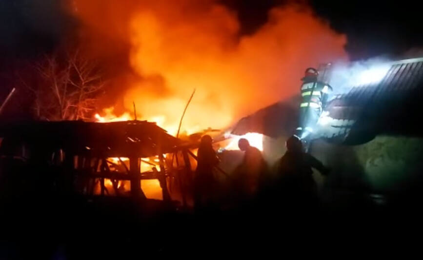 Incendiu violent in gospodaria unei familii | imaginea 1