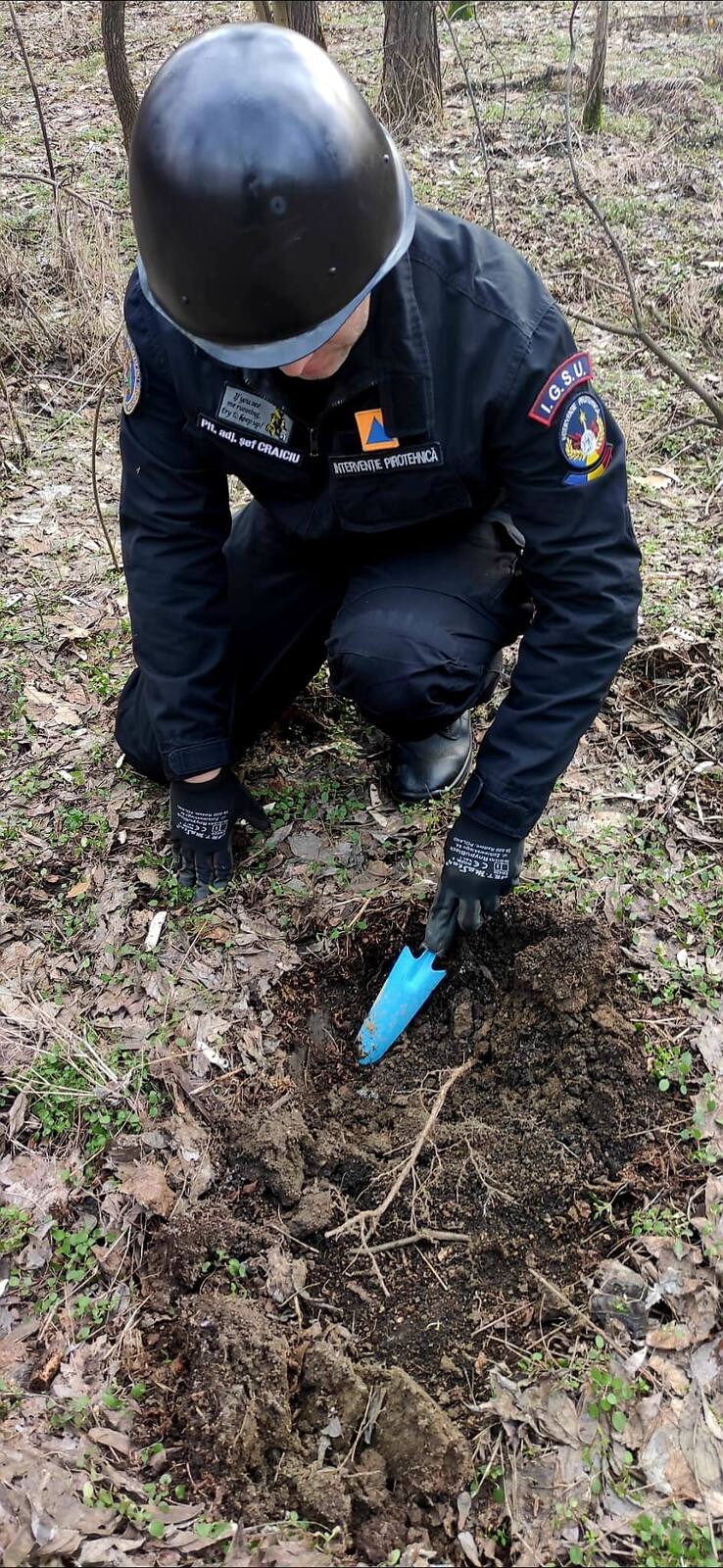 Munitie neexplodata  descoperita de un detectorist in padure | imaginea 2