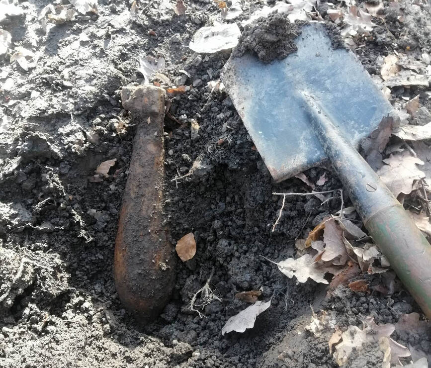 Bomba de aruncator  descoperita pe un teren de catre un detectorist autorizat | imaginea 1
