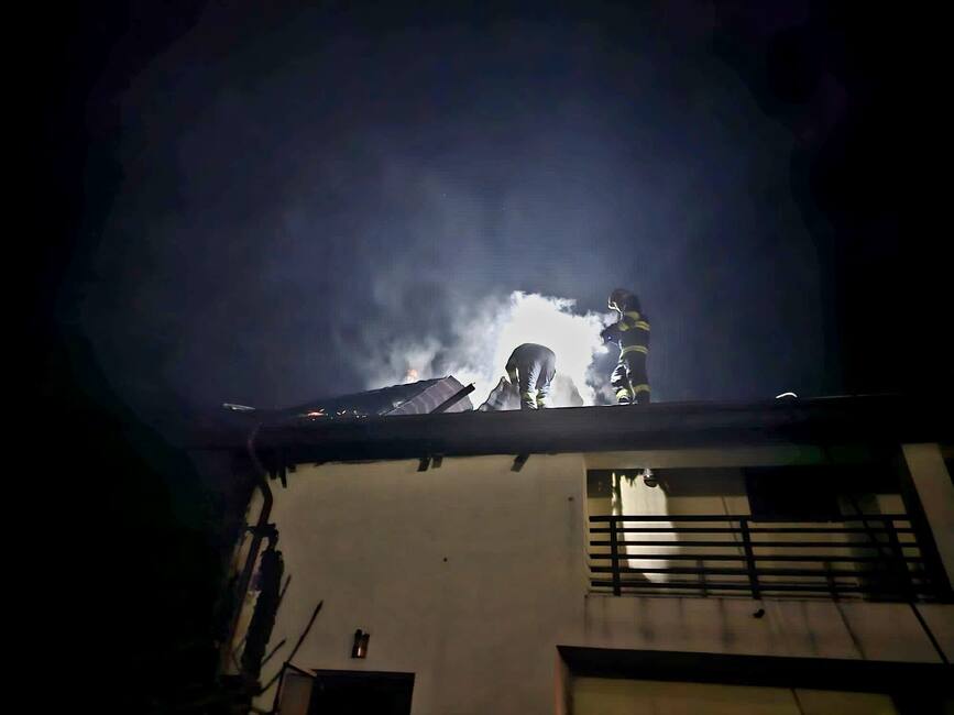 Casa unei familii a luat foc din cauza unui scurtcircuit | imaginea 1