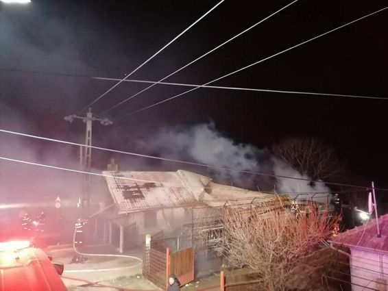 Incendiu generalizat izbucnit la o locuinta buzoiana | imaginea 1