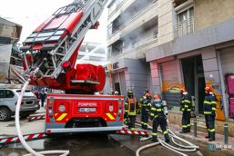 Incendiu la fatada unui bloc din Bucuresti | imaginea 1