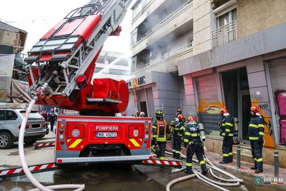 Incendiu la fatada unui bloc din Bucuresti | imaginea 1